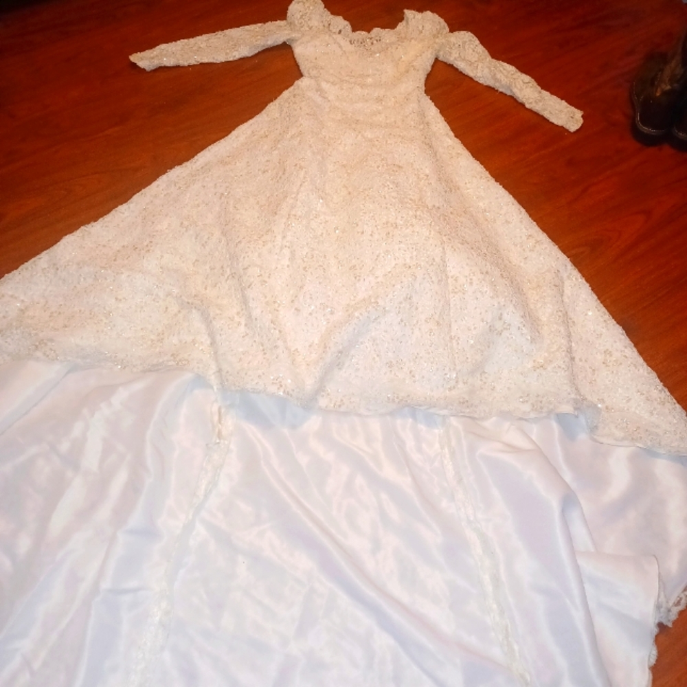 $150 FLASH SALE!!! Oleg Cassini beaded lace wedding dress with train size 6